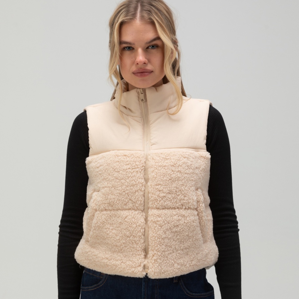 RSQ Women’s Cream Sherpa Nylon Puffer Vest Size Small Zip Up Sleeveless Jacket